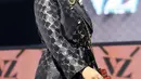 Olla juga melengkapi tampilannya dengan aksesori berupa pin bros yang elegan di bagian dada, memperkuat detail personal pada outfit-nya. [@vivizubedi].