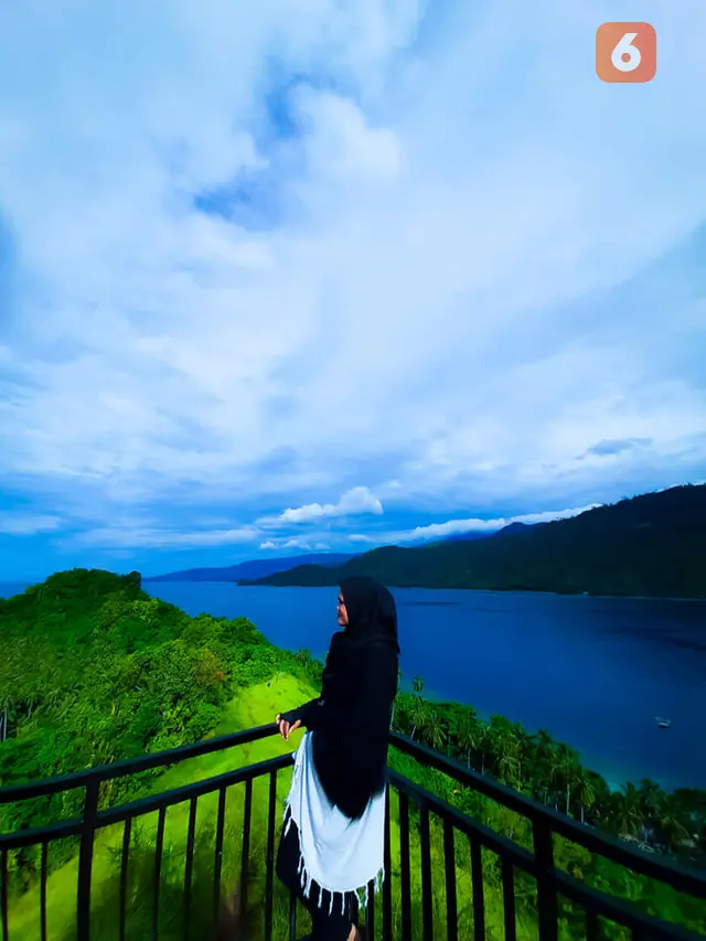 Seorang wisatawan asyik menikmati pemandangan Pulau Diyonumo, Kabupaten Gorontalo Utara. (Liputan6.com/Arfandi Ibrahim)