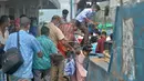 Orang-orang bersiap untuk naik feri menuju kota asal mereka setelah pelonggaran lockdown nasional COVID-19 di Sreenagar, Selasa (13/7/2021). Pemerintah Bangladesh melonggarkan lockdown yang sedang berlangsung selama seminggu mulai 15 hingga 22 Juli untuk perayaan Idul Adha. (Munir Uz zaman/AFP)
