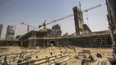 Gambar pada 3 Agustus 2021 menunjukkan pemandangan pekerjaan konstruksi yang berlangsung di "distrik bisnis dan keuangan" megaproyek "Ibukota Administratif Baru" Mesir, sekitar 45 km timur Kairo. Kompleks ibu kota baru Mesir itu dijadwalkan akan mulai dibuka pada akhir 2021 ini. (Khaled DESOUKI/AFP)