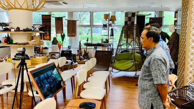 Perusahaan asal Singapura memberi bantuan hand sanitizer untuk Batam dan difasilitasi oleh KBRI setempat.