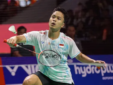 Aksi Anthony Ginting saat melawan wakil Belgia, Julien Carraggi pada babak 32 besar Indonesia Masters 2026 di Istora Senayan, Jakarta, Rabu (21/1/2026). (Bola.com/Abdul Aziz)