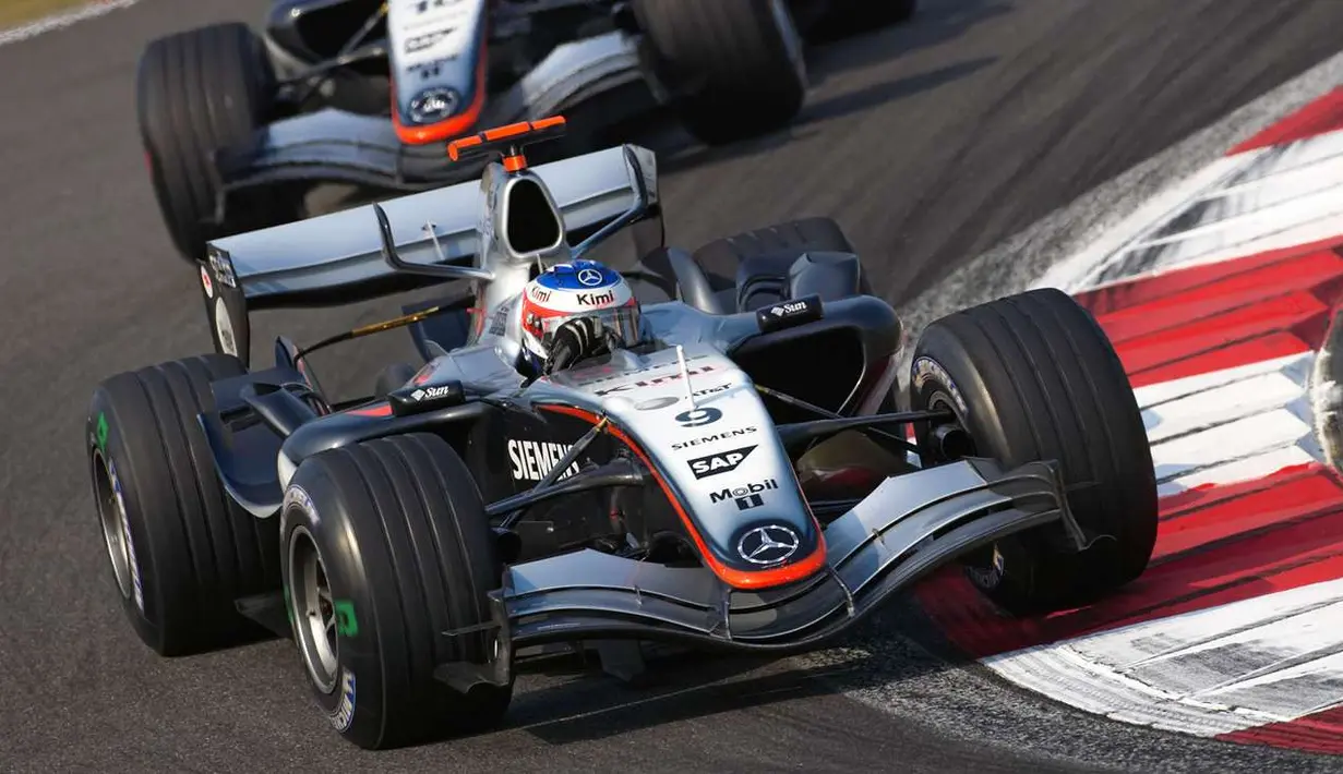 2000-2009: Memasuki era 2000an, Formula 1 mulai berkembang pesat menjadi olahraga favorit di dunia. Unsur safety semakin ditingkatkan serta penurunan kubikasi mesin menjadi salah satu ciri dekade ini. Bintang-bintang baru seperti Fernando Alonso, Kimi Raikkonen, Felipe Massa, Jenson Button, Sebastian Vettel, Nico Rosberg, dan Lewis Hamilton. (Foto: McLaren MP4-20/Source: goodwood.com)