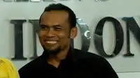 Cak Budi beralasan pembelian mobil dan telepon genggam untuk menunjang aktivitas sosialnya. (Liputan 6 SCTV)