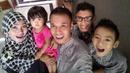 Charis Yulianto ber-selfie ria dengan istri dan anak-anaknya.