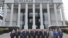 Delegasi Asosiasi Sekjen Mahkamah Konstitusi Se Asia mengunjungi Gedung Mahkamah Konstitusi Republik Indonesia, Jakarta, Selasa (26/5/2015). Kunjungan dalam rangka observasi persidangan. (Liputan6.com/Herman Zakharia)