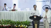 Pasangan capres-cawapres Joko Widodo (dua kanan) dan Ma'ruf Amin (kanan) memberi pidato usai mengambil nomor urut peserta Pemilu 2019 di Kantor KPU, Jakarta, Jumat (21/9). Pasangan Jokowi-Ma'ruf mendapatkan nomor urut 01. (Liputan6.com/Faizal Fanani)