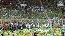Suasana saat ribuan kader Muslimat NU menghadiri Harlah ke-73 Muslimat NU di SUGBK, Jakarta, Minggu (27/1). Selain kader, acara ini juga turut dihadiri Presiden Joko Widodo atau Jokowi dan sejumlah tokoh. (Liputan6.com/JohanTallo)