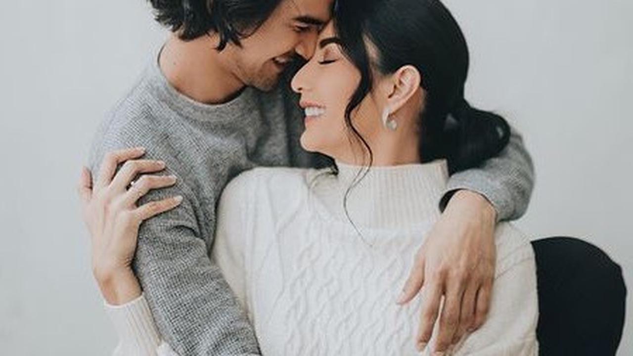 Pemotretan kemudian berlanjut dengan pose saling berpelukan. Tengku yang semula duduk di bawah kini berpindah posisi dan melingkarkan tangan di bahu Tyas.