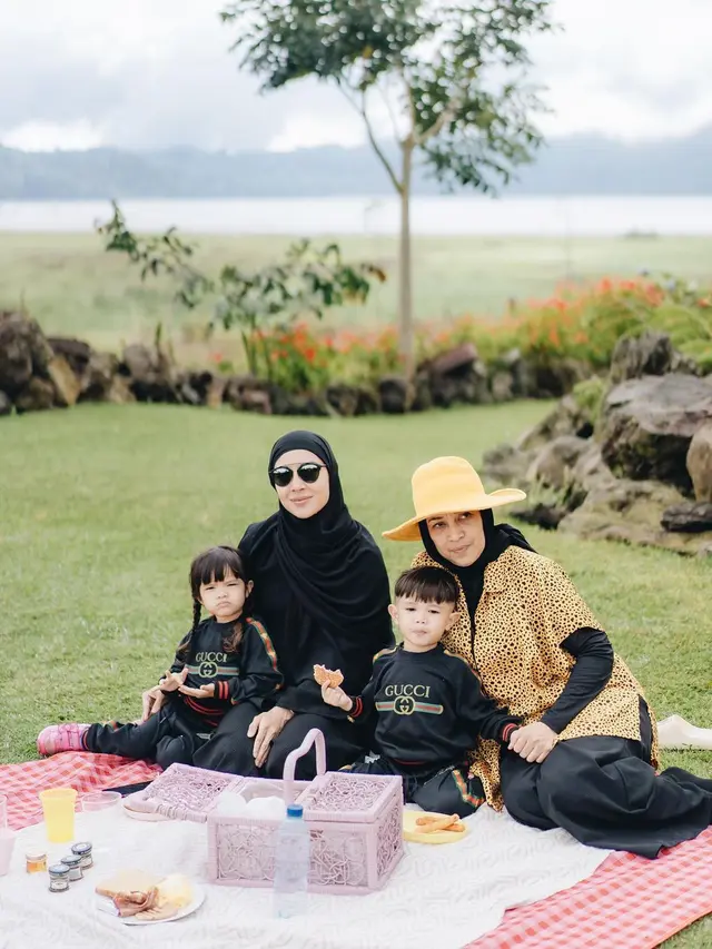 6 Momen Seru Ratna Galih Piknik Bareng Keluarga Nikmati Pemandangan Alam