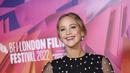 Jennifer Lawrence berpose sambil tersenyum saat menghadiri pemutaran perdana film ' Causeway' selama Festival Film London 2022 di London, Sabtu, 8 Oktober 2022. Si cantik ini tampil dengan rambut pirangnya yang disapu kembali ke gaya chic dan memilih tampilan riasan yang cerah. (Photo by Vianney Le Caer/Invision/AP)