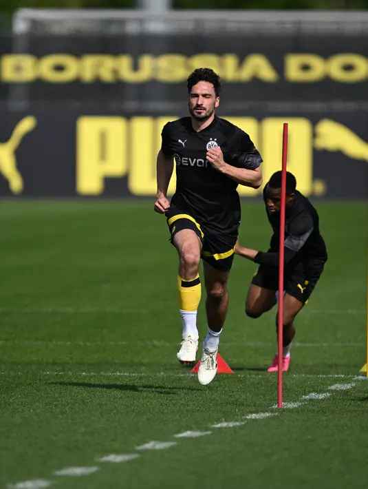 Mats Hummels berpeluang melanjutkan kariernya di luar negeri setelah selama ini merumput di Bundesliga. (INA FASSBENDER / AFP)
