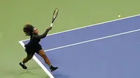 Meski sudah tak muda lagi, Serena Williams berhasil menunjukkan kelasnya. Ia mampu melakukan comeback dan menutup set pertama dengan skor 6-3. (AP/John Minchillo)