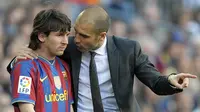 Lionel Messi saat mendapatkan instruksi dari pelatih Barcelona Pep Guardiola sebelum masuk ke lapangan pada pertandingan Liga Spanyol melawan Jerez di stadion Camp Nou di Barcelona pada 24 April 2010. (AFP/Lluis Gene)