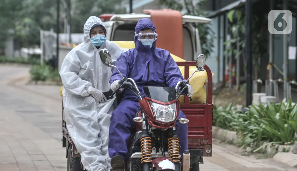 Petugas sterilisasi mengenakan kendaraan bermotor saat mengevakuasi limbah APD di Rumah Sakit Darurat (RSD) Wisma Atlet, Jakarta, Senin (23/11/2020). Total kasus konfirmasi COVID-19 di Indonesia hari ini mencapai angka 502.110 usai penambahan harian sebanyak 4.442. (merdeka.com/Iqbal S Nugroho)