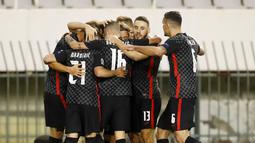 Para pemain Kroasia merayakan gol yang dicetak oleh Mateo Kovacic ke gawang Portugal pada laga UEFA Nations League di Stadion Poljud, Rabu (18/11/2020). Portugal menang dengan skor 3-2. (AP/Darko Bandic)