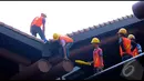 Petugas pemadam kebakaran sedang memeriksa bagian atas gerai makanan cepat saji Bandara Soekarno-Hatta yang terbakar, Jakarta, Kamis (14/8/2014) (Liputan6.com/Faisal R Syam)