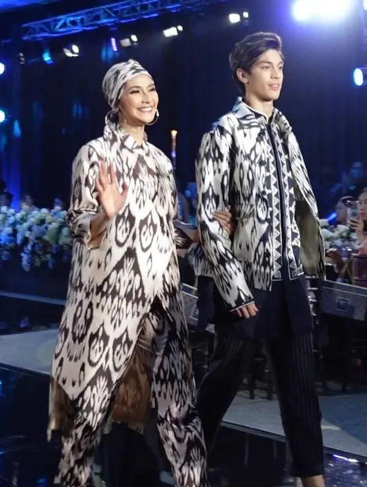 <p>Maudy dan putranya tampil kompak mengenakan busana etnik dari koleksi Denny Wirawan. (Instagram/eddy_mm).</p>