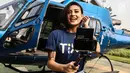 Penyanyi Awkarin usai menemani para pemenang kompetisi foto #TIXCOPTER berkeliling naik helikopter di Jakarta, Rabu (25/7). Acara ini diselenggarakan oleh TIX ID bekerja sama dengan Dompet Digital Indonesia (DANA). (Liputan6.com/JohanTallo)
