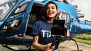 Penyanyi Awkarin usai menemani para pemenang kompetisi foto #TIXCOPTER berkeliling naik helikopter di Jakarta, Rabu (25/7). Acara ini diselenggarakan oleh TIX ID bekerja sama dengan Dompet Digital Indonesia (DANA). (Liputan6.com/JohanTallo)