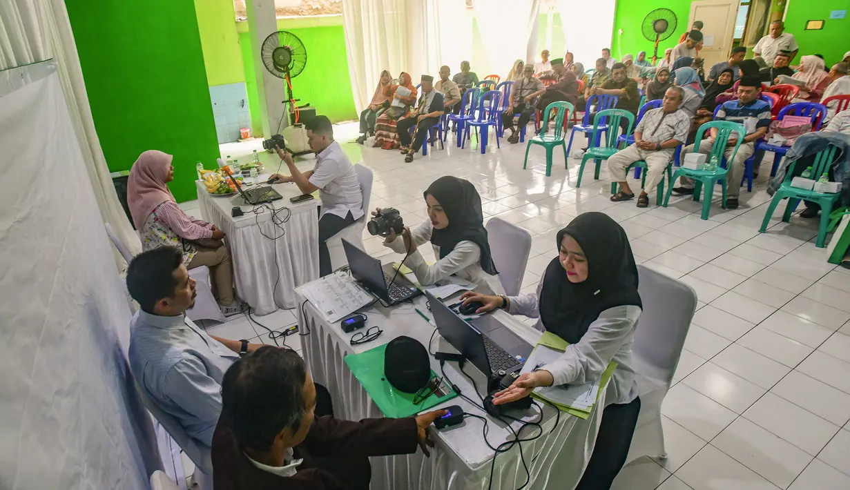 Warga saat melakukan pembuatan paspor saat kegiatan "Layanan Eazy Paspor" bagi calon jemaah haji di Pesantren Daarul Aitam, Pamulang, Tangerang Selatan, Banten, Rabu (15/10/2025). (merdeka.com/Arie Basuki)