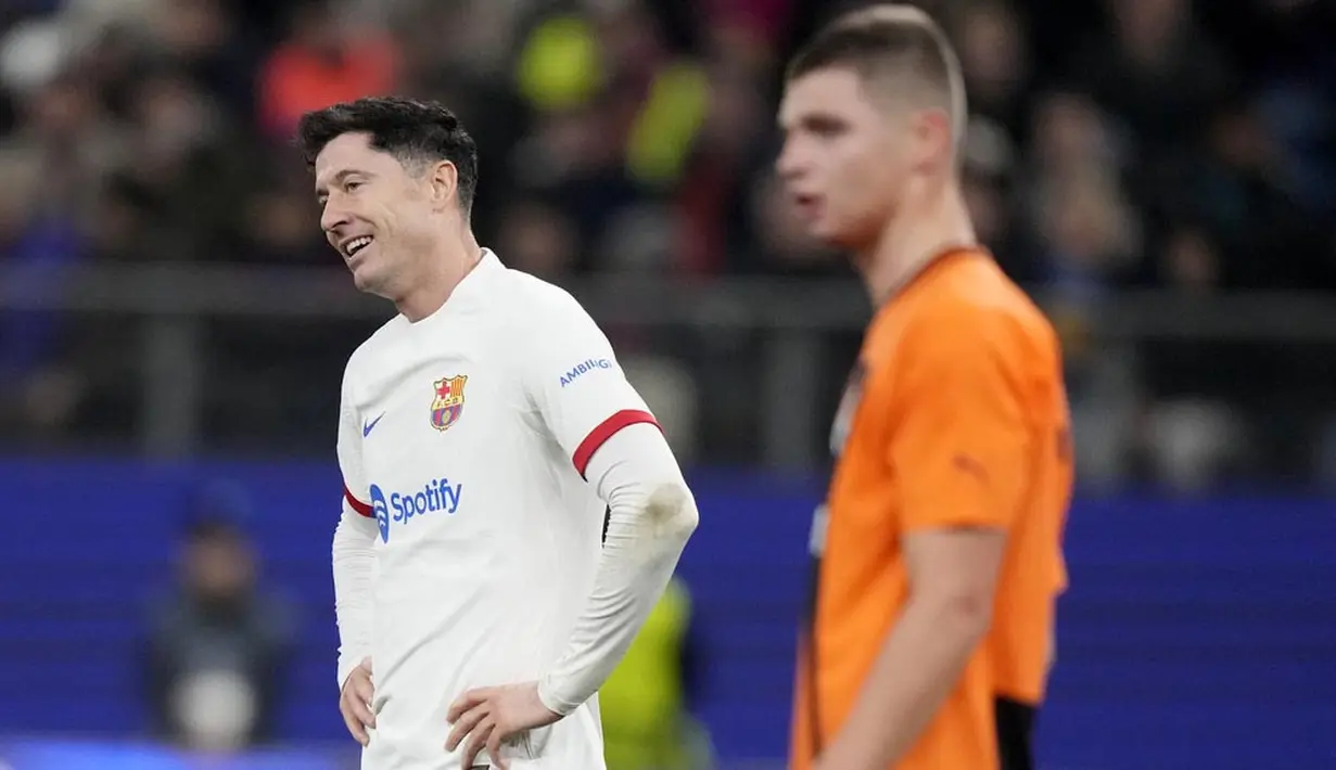 Pemain Barcelona, Robert Lewandowski, tampak tersenyum setelah selalu gagal mencetak gol ke gawang Shakhtar Donetsk dalam duel matchday 4 Grup H Liga Champions 2023/2024 di Volksparkstadion, Hamburg, Rabu (8/11/2023). Dalam laga ini, Barcelona kalah 0-1 dari Shakhtar Donetsk. (AP Photo/Matthias Schrader)