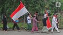 Sejumlah anak pengajian melakukan pawai di Jalan Raya Tapos, Depok, Jawa Barat, Kamis (22/10/2020). Pengajian Kampung Tapos menggelar pawai menyambut Hari Santri Nasional 2020 yang diperingati setiap tanggal 22 Oktober. (Liputan6.com/Herman Zakharia)