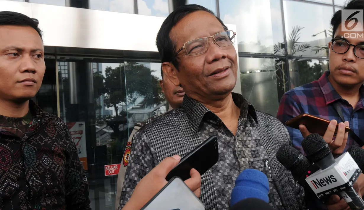 Pakar hukum dan tata negara, Mahfud MD menjawab pertanyaa seusai menemui pimpinan KPK, Jakarta, Rabu (27/2). Mahfud Md memenuhi undangan para unsur pimpinan KPK untuk berdiskusi tentang tindak pidana korupsi dan pencegahannya. (Merdeka.com/Dwi Narwoko)