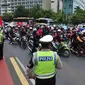 Petugas Polisi berjaga-jaga saat aksi pengendara sepeda motor di Bundaran HI, Jakarta, Minggu (22/12/2014) (Liputan6.com/Johan Tallo)