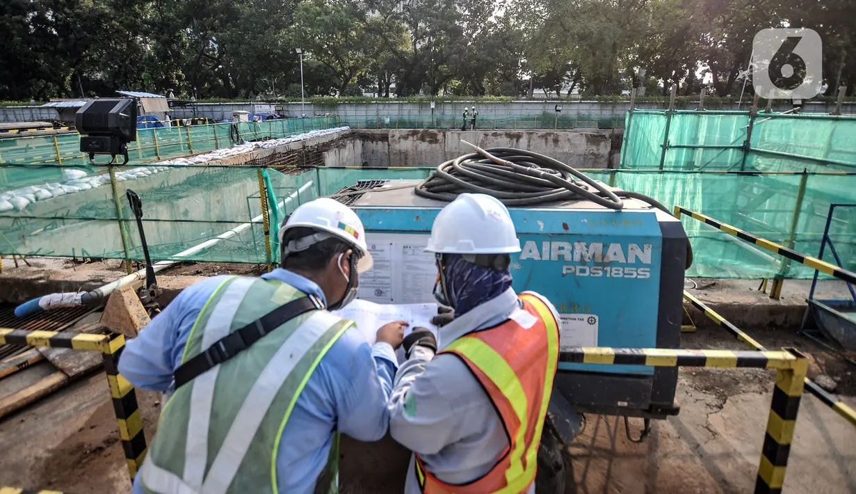 Para pekerja menyelesaikan proyek pembangunan MRT Jakarta Fase 2A di kawasan Monas, Jakarta, Senin (31/5/2021). Pengeboran jalur MRT Jakarta fase 2A ditargetkan akan dilakukan pada awal tahun 2022 mendatang. (merdeka.com/Iqbal S. Nugroho)