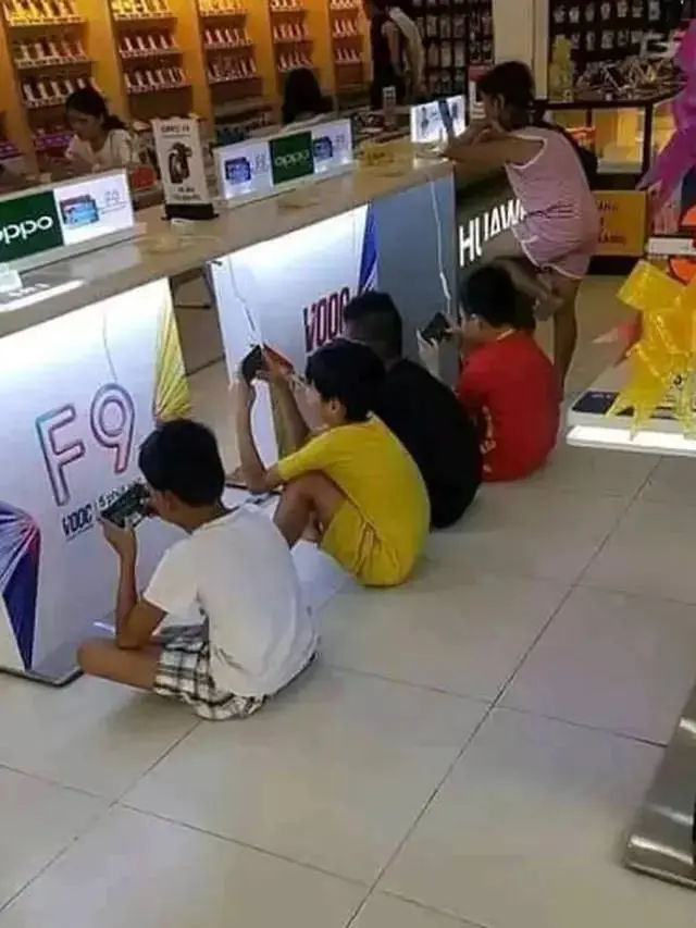7 Potret Lucu Bocah Saat Main Hape Ini Bikin Geleng Kepala