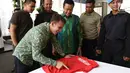Pemain timnas U-19 Egy Maulana Vikri disaksikan Menpora Imam Nahrawi menandatangani jersey yang dibawa oleh seorang staf Istana Merdeka, Jakarta, Jumat (23/3). Kedatangan Egy Maulana atas undangan dari Presiden Jokowi. (Liputan6.com/Angga Yuniar)