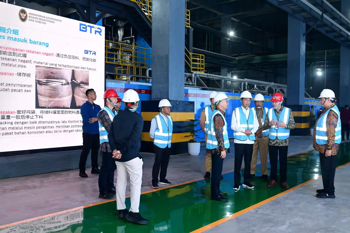 Presiden Joko Widodo Resmikan Pabrik Bahan Anoda Baterai Lithium EV (Setneg)