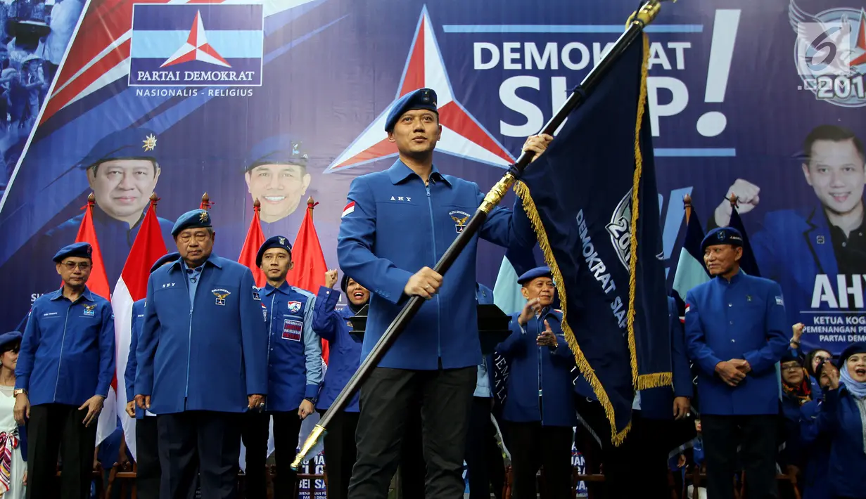 Agus Harimurti Yudhoyono (AHY) memegang bendera saat pengukuhan sebagai Komandan Satuan Tugas Bersama (Kogasma) oleh Ketua Umum Partai Demokrat Susilo Bambang Yudhoyono, untuk Pemilukada dan Pilpres 2019, Jakarta, Sabtu (17/2). (Liputan6.com/Johan Tallo)