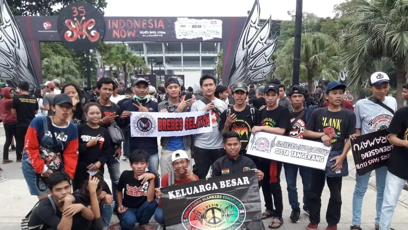 Didi (tengah, kaos putih) bersama rekan-rekannya dari Brebes Selatan ikut merayakan ulang tahun ke-35 Slank di konser Indonesia Now,  di GBK, Minggu (23/12). (Liputan6.com/Edu Krisnadefa).