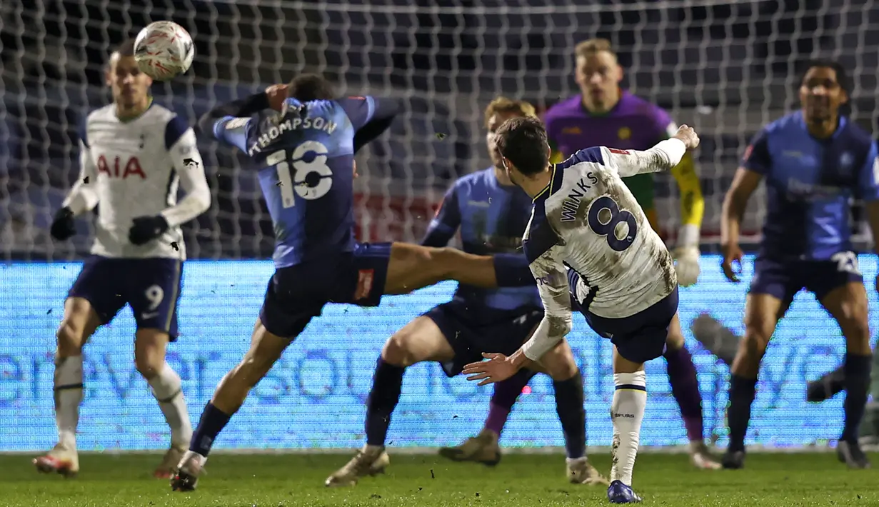Gelandang Tottenham Hotspur, Harry Winks melepaskan tendangan yang berbuah gol kedua timnya ke gawang Wycombe Wanderers dalam laga babak keempat Piala FA 2020/21 di Adams Park Stadium, Senin (25/1/2021). Tottenham Hotspur menang 4-1 atas Wycombe Wanderers. (AFP/Adrian Dennis)