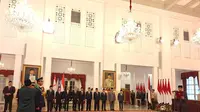 Presiden Joko Widodo atau Jokowi melantik Marsekal Madya Mohamad Tonny Harjono menjadi Kepala Staf Angkatan Udara (KSAU) di Istana Negara Jakarta, Jumat (5/4/2024). (Liputan6.com/Lizsa Egeham)