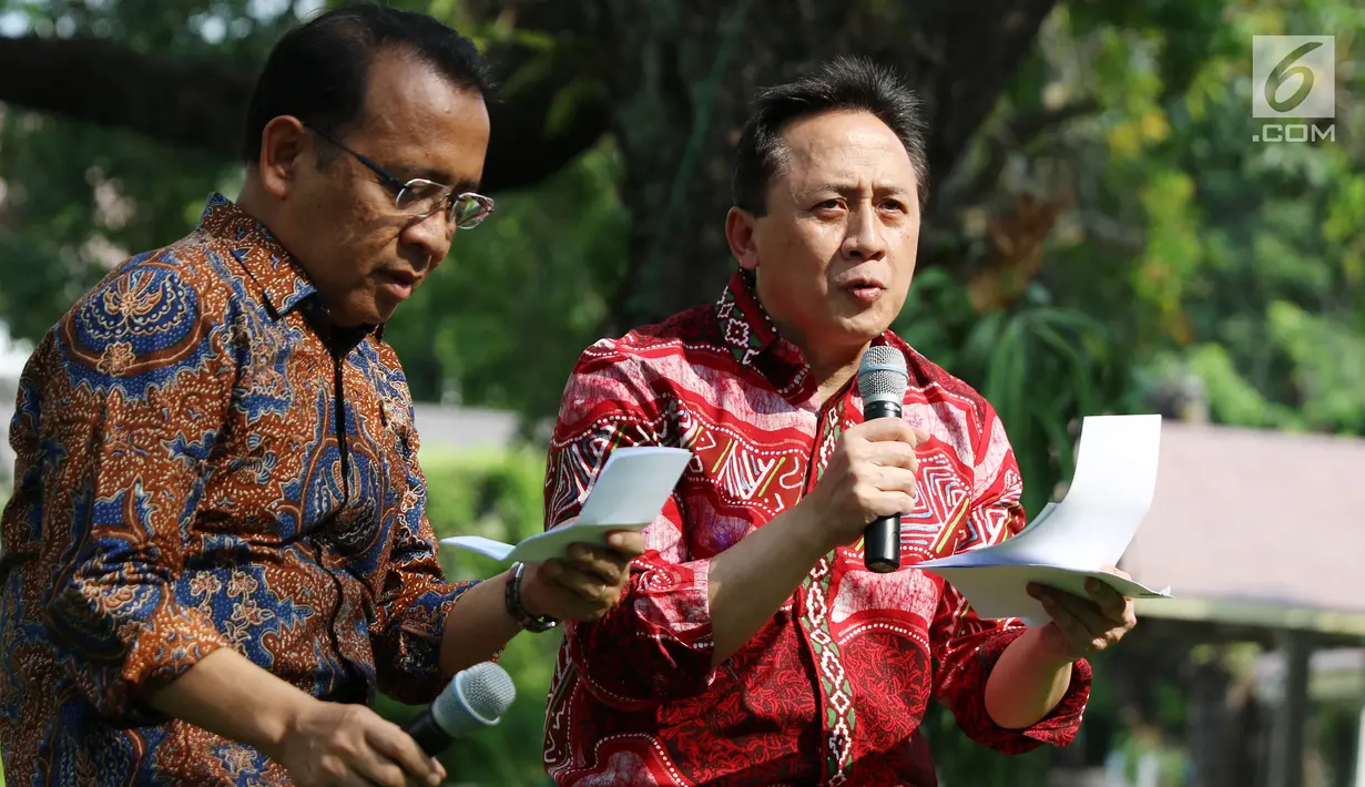 Mensesneg Pratikno bersama Kepala Bekraf Triawan Munaf saat memberikan keterangan kepada wartawan di taman Istana, Jakarta, Jumat (28/7). (Liputan6.com/Angga Yuniar)