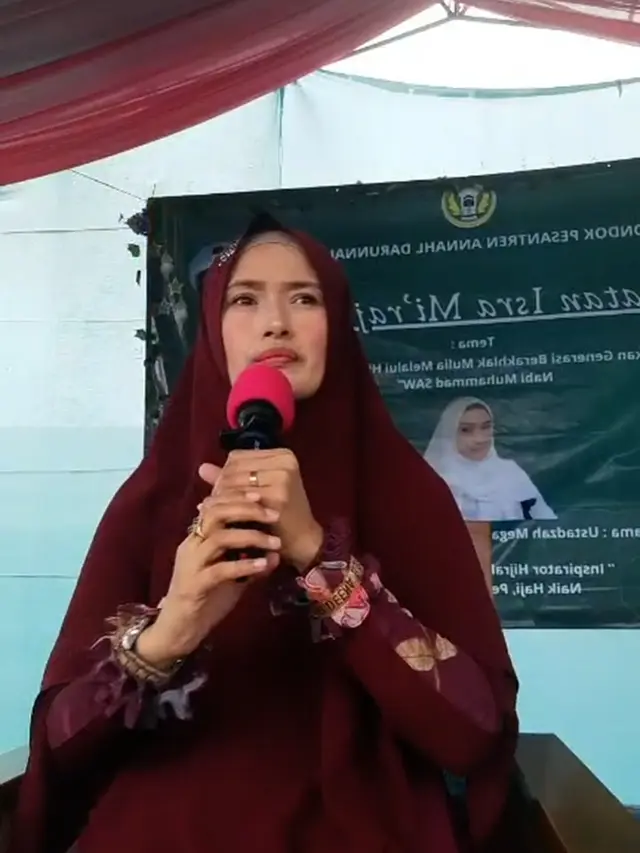 Mega Aulia Jadi Ustazah