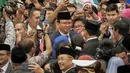 Gubernur DKI Jakarta Anies Baswedan bersalaman dan bertegur sapa dengan gubernur pendahulunya, Basuki Tjahaja Purnama (Ahok) setelah pelantikan anggota DPRD DKI Jakarta periode 2019-2024 di Gedung DPRD DKI Jakarta, Senin (26/8/2019). (Liputan6.com/Faizal Fanani)