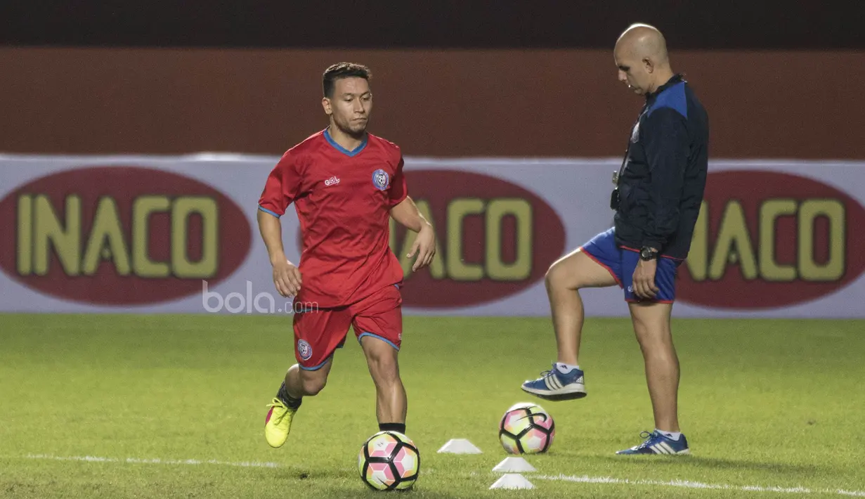 Pemain Puerto Rico menggiring bola saat latihan di Stadion Maguwoharjo, Sleman, Senin (12/6/2017). Latihan ini persiapan terakhir jelang menghadapi Timnas Indonesia. (Bola.com/Vitalis Yogi Trisna)