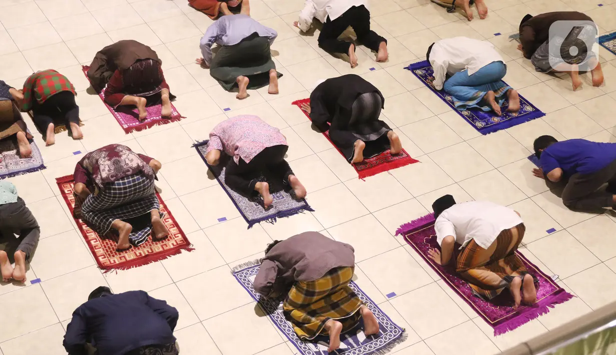 Jemaah melaksanakan salat tarawih pertama Ramadan 1441 Hijriah di Masjid Jami Al Ma'wa, Karang Tengah, Tangerang, Banten, Kamis (23/42020). Warga melaksanakan salat tarawih berjemaah dengan menerapkan physical distancing untuk mencegah penyebaran virus corona COVID-19. (Liputan6.com/Angga Yuniar)