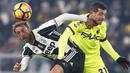 Duel pemain Juventus, Claudio Marchisio (kiri) dengan pemain Bologna, Blerim Dzemaili pada laga Serie A di Juventus Stadium, Turin, (8/1/2017). Juventus menang 3-0. (AFP/Marco Bertorello)
