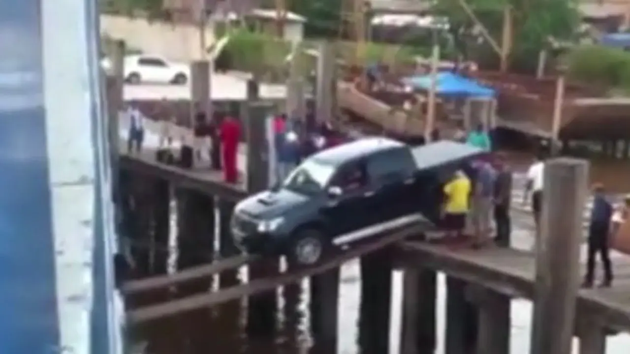 Aksi Menegangkan Toyota Hilux Masuk Ke Kapal Pakai Bilah Papan