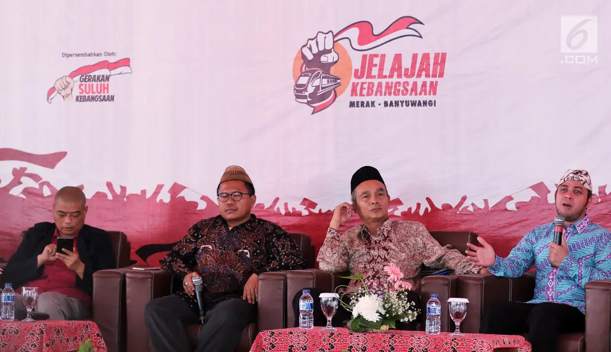 Romo Benny, Moderator Marzuki Wahid, Prof. Dr. H Khaerul Wahidin, Pangeran Kesultanan Kanoman Cirebon Patih Raja M Qodran saat dialog Jelajah Kebangsaan bertema 'Merawat Moderasi Beragama' di Stasiun Cirebon, Selasa (19/2). (Liputan6.com/JohanTallo)