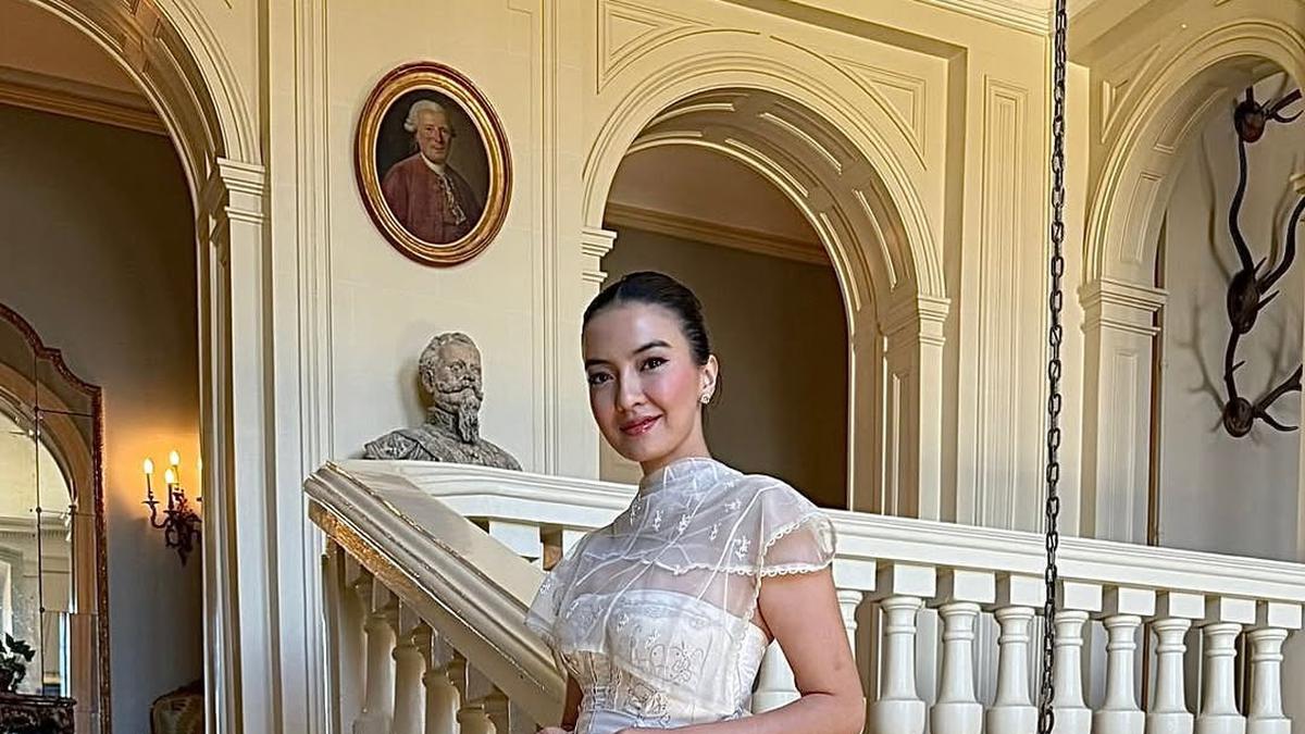 6 Gaya Raline Shah Dibalut Gaun Putih Multifungsi, Inspirasi Elegan untuk Kondangan Outdoor