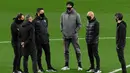Penyerang AC Milan, Zlatan Ibrahimovic (tengah) berbincang  dengan pelatih Stefano Pioli (kedua kanan) saat berjalan di lapangan di Stadion Wanda Metropolitano di Madrid, Spanyol (23/11/2021). AC Milan akan bertanding melawan Atletico Madrid pada Grup B Liga Champions. (AFP/Oscar Del Pozo)