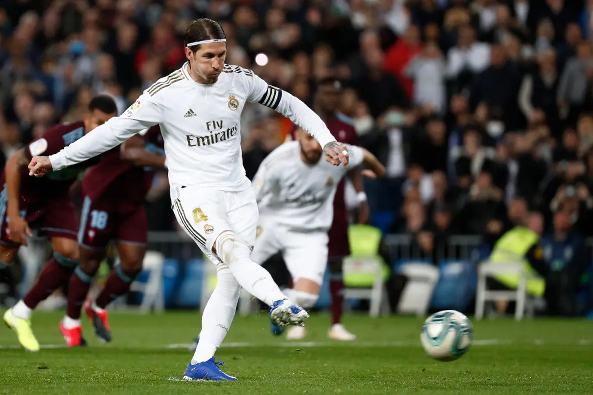 Bek Real Madrid, Sergio Ramos saat mengeksekusi penalti ke gawang Celta Vigo di Santiago Bernabeu