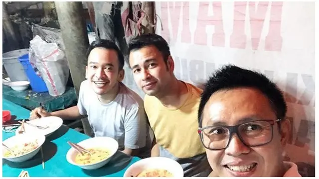 Punya Kehidupan Mewah, 6 Seleb Ini Tak Malu Makan di Pinggir Jalan