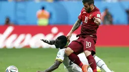 Gelandang Timnas Ghana, Kwadwo Asamoah (kiri) terjatuh akibat tackling pemain tengah Portugal, Vieirinha, di laga penutup penyisihan Piala Dunia 2014 Grup G di Stadion Nasional Brasilia, (26/6/2014). (REUTERS/Ueslei Marcelino)